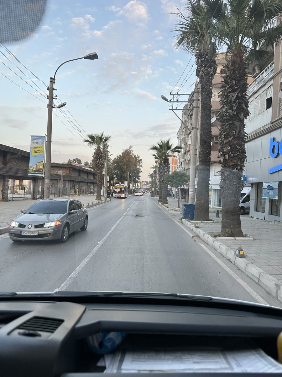 Bu yol yaklaşık 6 ay önce yapıldı ancak görelim ki liyakatsiz kişilerin çalıştığı bu belediye de iş bilen iz bilen adam olmadığı için alırım ben paramı giderim mantığındaki kişiler yüzünden İzmir tanınmayacak halde ! Yol U oldu bildiğiniz.  İzmire net kayyum atansın! #ALTIN