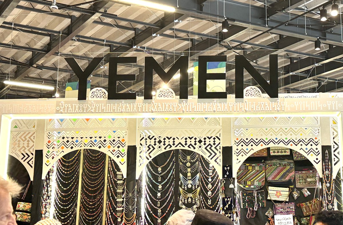 大阪人値段に敏感すぎる オーストリア館で待機中にコシノジュンコ