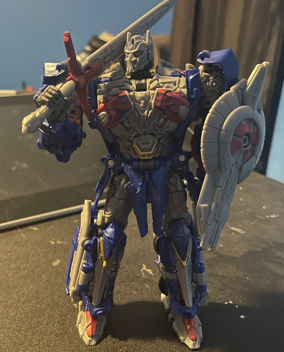 awk_shock's tweet image. Studio series age of extinction Optimus prime time 

Not the best figure I’ve gotten this year, but probably the best one to release this year(so far). It’s way more fun than I anticipated.

Those feet panels suck though, they should have been pinned. 

8/10 toy