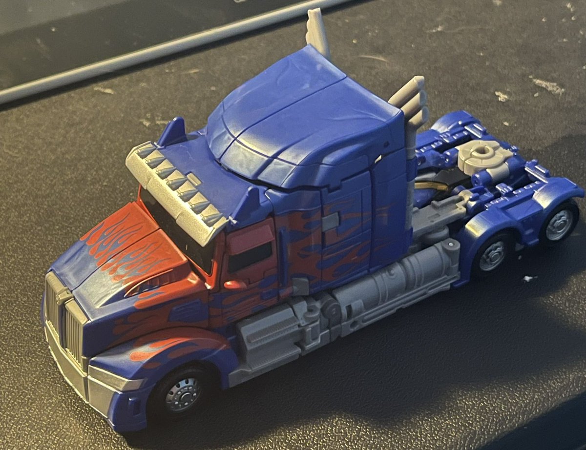 awk_shock's tweet image. Studio series age of extinction Optimus prime time 

Not the best figure I’ve gotten this year, but probably the best one to release this year(so far). It’s way more fun than I anticipated.

Those feet panels suck though, they should have been pinned. 

8/10 toy