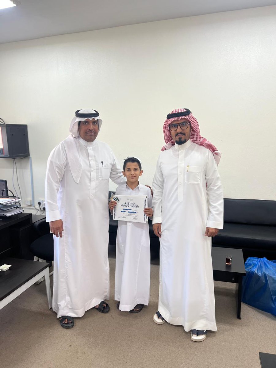 DrJanassAlsolea's tweet photo. تم اليوم تكريم الطلاب المتفوقين في مادة اللغة الانجليزية الذين حصلو ع ١٠٠% في الفصل الدراسي الثاني على مستوى المدرسة بشهادات وهدايا ماديه تحفيز لهم للتميز والتفوق https://t.co/gGwKpNdMUV