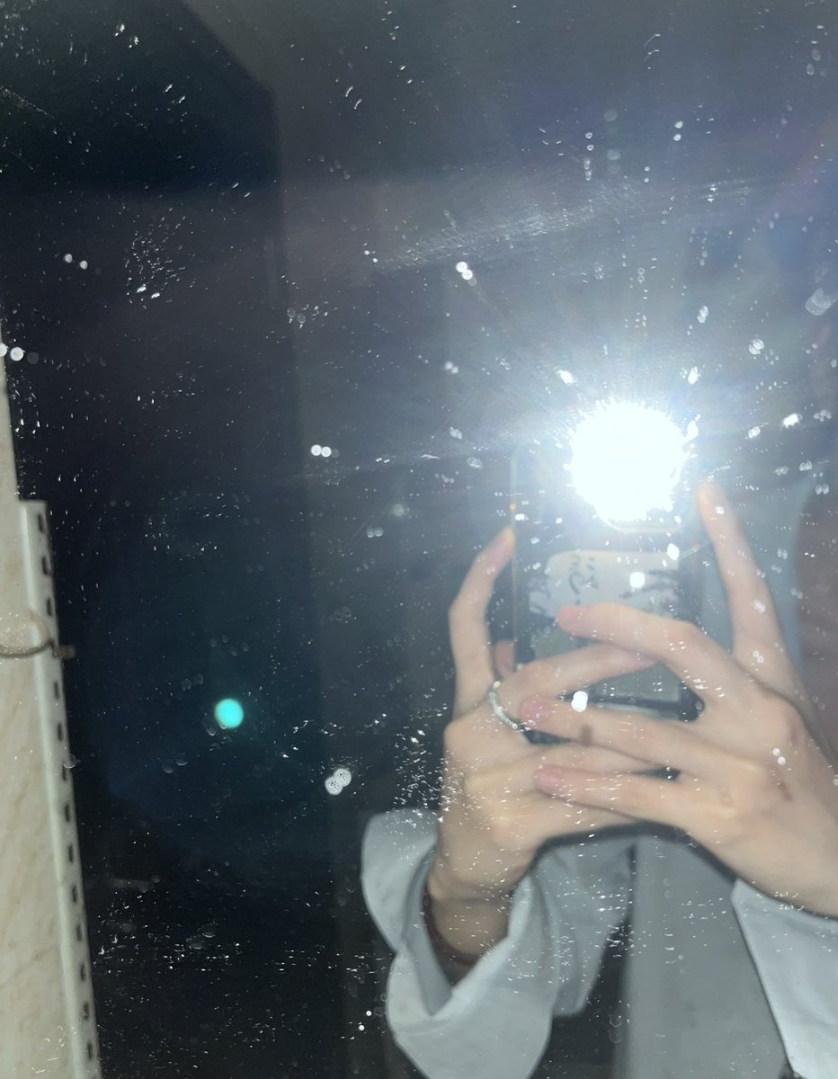 偶尔在想有可以早上起床和下班回家亲亲抱抱的关系，但是清醒了又觉得目前的状态不适合进入稳定关系，能遇到do得爽的也很知足了———
#les #女同