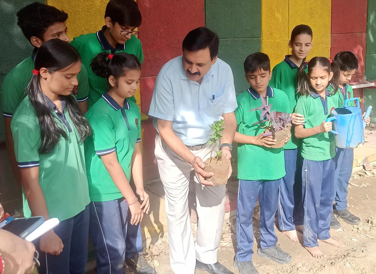 KendriyaK's tweet photo. Plantation drive and pledge for the environmental conservation
On the occasion of World Earth Day, students of KV Khichripur actively participated in a public awareness rally in Delhi, spreading messages about environmental conservation &amp; the importance of protecting our planet https://t.co/YjjqQLqAq9