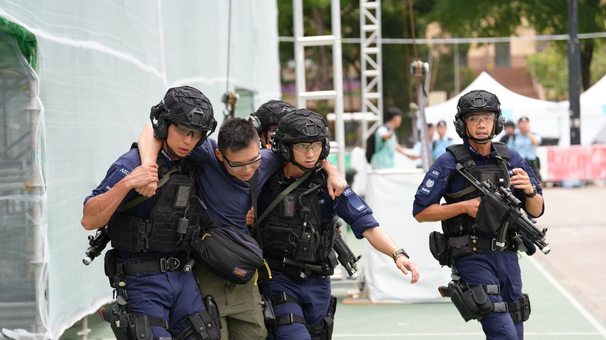 hkpoliceforce's tweet photo. POISED TO PROTECT🤝
To ensure holistic #EmergencyPreparedness for major incidents/terror attacks of varying nature that may happen inside/outside the venues for #MegaSportingEvents—namely the imminent 🇨🇳#NationalGames in NOV—a joint exercise was held on APR 21 at📍Victoria Park, which involved the:

🇨🇳🇭🇰 National Games Coordination Office (📍Hong Kong)
🚓🇭🇰 Hong Kong Police Force (#AirportSecurity Unit/ #ExplosiveOrdnanceDisposal Bureau/ Operations Wing/ Police District—Eastern/ Police Region—Hong Kong Island)
🚒🇭🇰 Fire Services Department
⛑️🇭🇰 Civil Aid Service
🏥🇭🇰 Hospital Authority
🏐🇭🇰 Volleyball Association of Hong Kong, China

The inter-departmental drill saw the stakeholders strategising and synergising with each other on the spot📍to conduct large-scale evacuation↩️↪️, #EmergencyRescue🆘 and #CrisisManagement🚨 during simulated crises against the backdrop of the 15th National Games #BeachVolleyball competitions.

To learn more about the 15th 🇨🇳National Games 🏖️🏐Beach Volleyball test event staged at the 📍Victoria Park on APR 18-20, please visit:
https://t.co/833YiDp4Lb

➖ ➖ ➖ ➖ ➖ ➖ ➖ ➖ ➖ ➖ 
The 🇭🇰#Police👮‍♂️👮‍♀️🚔 will continue to work closely with different departments and stakeholders to review and refine joint #EmergencyResponses—ensuring overall operational readiness for the 15th 🇨🇳National Games and that the quadrennial event will proceed safely and smoothly in November, 2025.