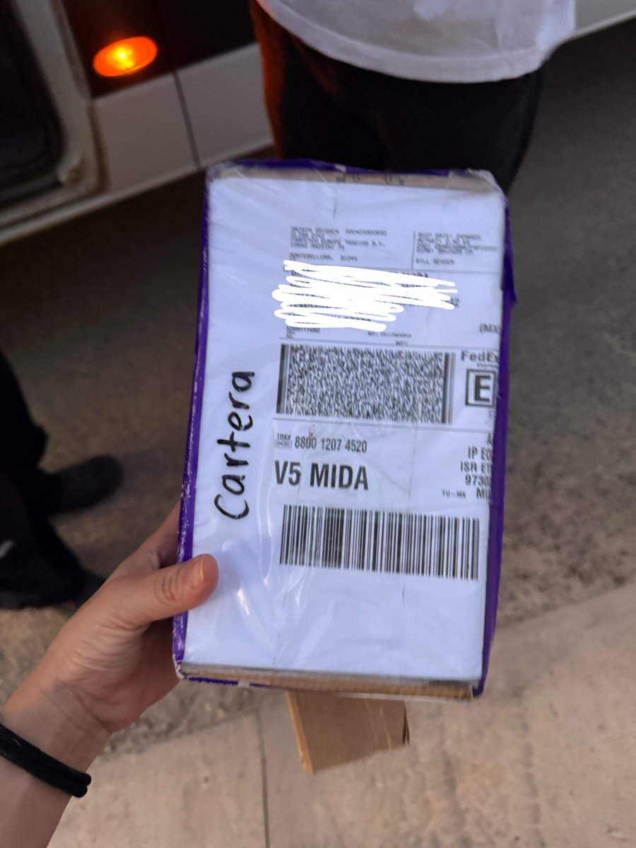 giancarlodmora's tweet photo. @farfetch @FedEx @Profeco @AtencionProfeco @AduanasMx ASÍ ME LLEGO EL PAQUETE. @MexicoFedex @fedex_mx @mexico_fedex Sin cintas de seguridad del paquete de Farfetch, no llego con la cinta de cartón de seguridad, solo rodeado de diurex de ADUANA, que seguramente ahí fue donde lo robaron