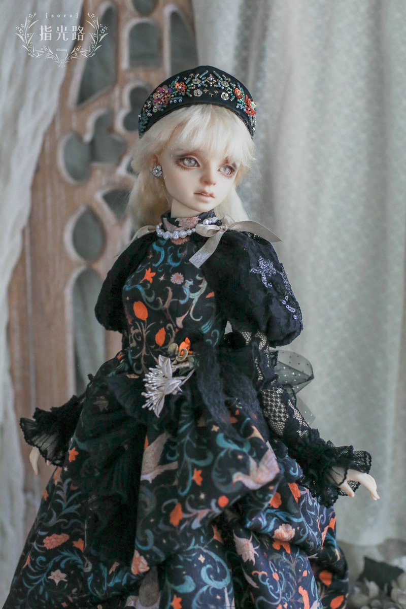 SixpenceGallery's tweet image. 𓆸 YASHIRO Nanaco × [ s o r a ] 指光路 𓆸@yashiro_nanaco  @bonnysora 
限 量 手 工 娃 衣 競 標 活 動
▍作品尺寸：三分適用
▍款式：淺藍 &amp;amp; 黑色 / 限量各 1 件
▍起標 NT$10,000｜截止 5/11 23:59
▍中文競標頁：sixpencegallery.com/nanaco2025-dol…

#八館ななこ #sixpencegallery #競標 #YASHIRONanaco