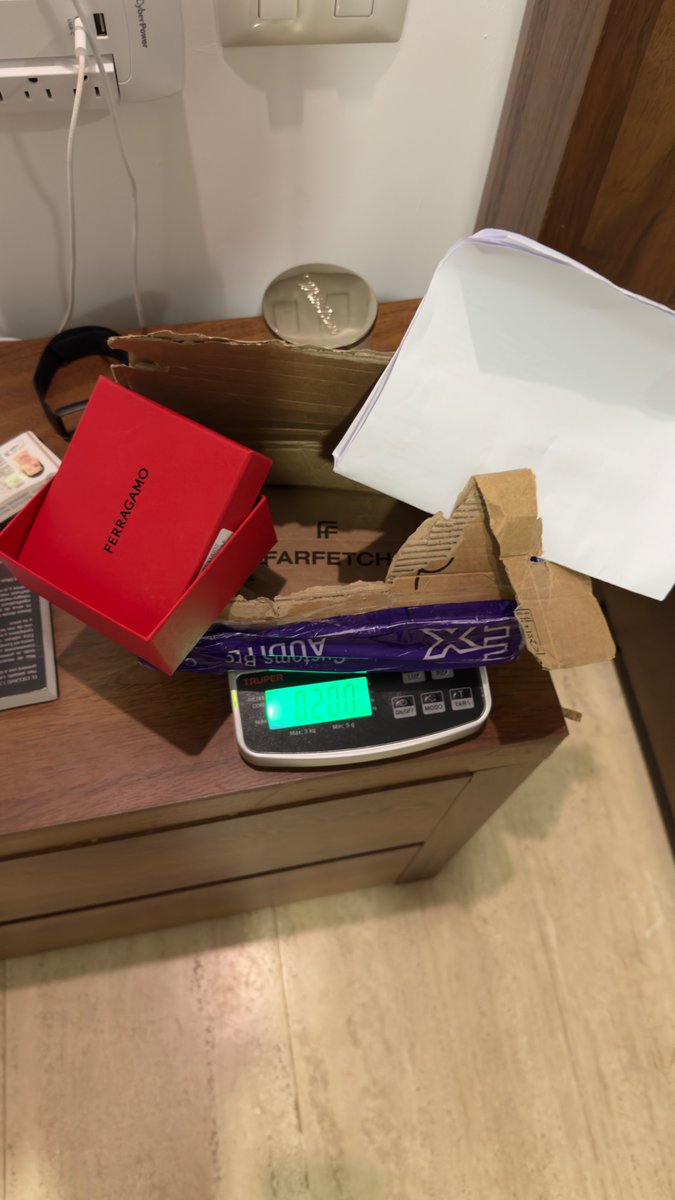 giancarlodmora's tweet photo. @farfetch @FedEx @Profeco @AtencionProfeco @AduanasMx @MexicoFedex @fedex_mx  Adjunto evidencia del peso de la caja tal como me llegó, conteniendo únicamente tres hojas de papel.
Adicionalmente, realizaré una simulación del peso que el paquete debió tener, utilizando una caja de Ferragamo y una cartera vacía, para dejar aún más claro que el peso registrado no corresponde en absoluto al contenido que debía recibirse.
