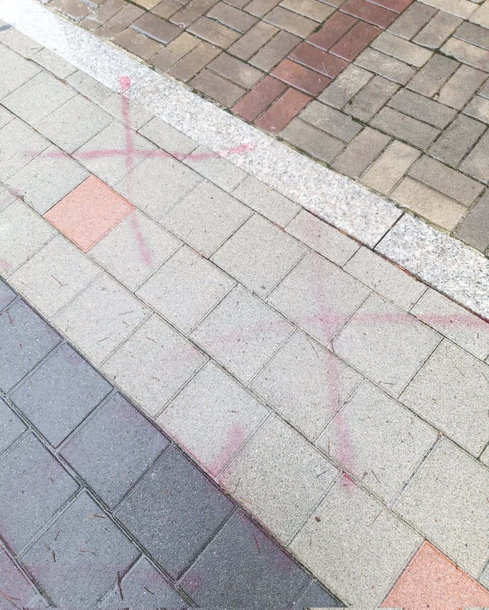 KimJae_eD's tweet photo. 동덕여대 락카칠 54억이요??
아무 약품처리 없이 빗물이 이렇게 씻겨주는데, 54억 중에 24억은 하늘에다가 제사지내서 올려보내줘야하는거 아닌가 몰라 https://t.co/De4SAzym8k
