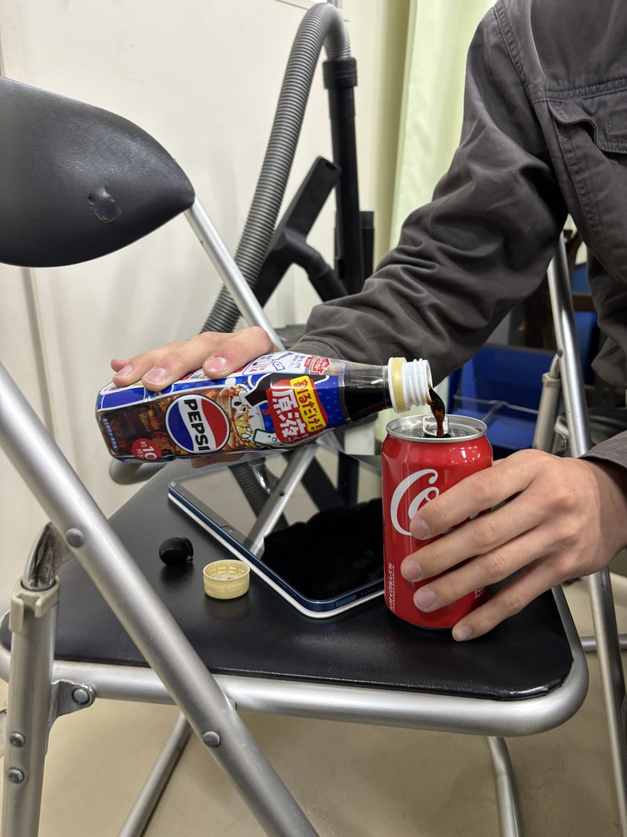 コカ・コーラにペプシを入れて、的なネタかと思ったら、コーラの原液を