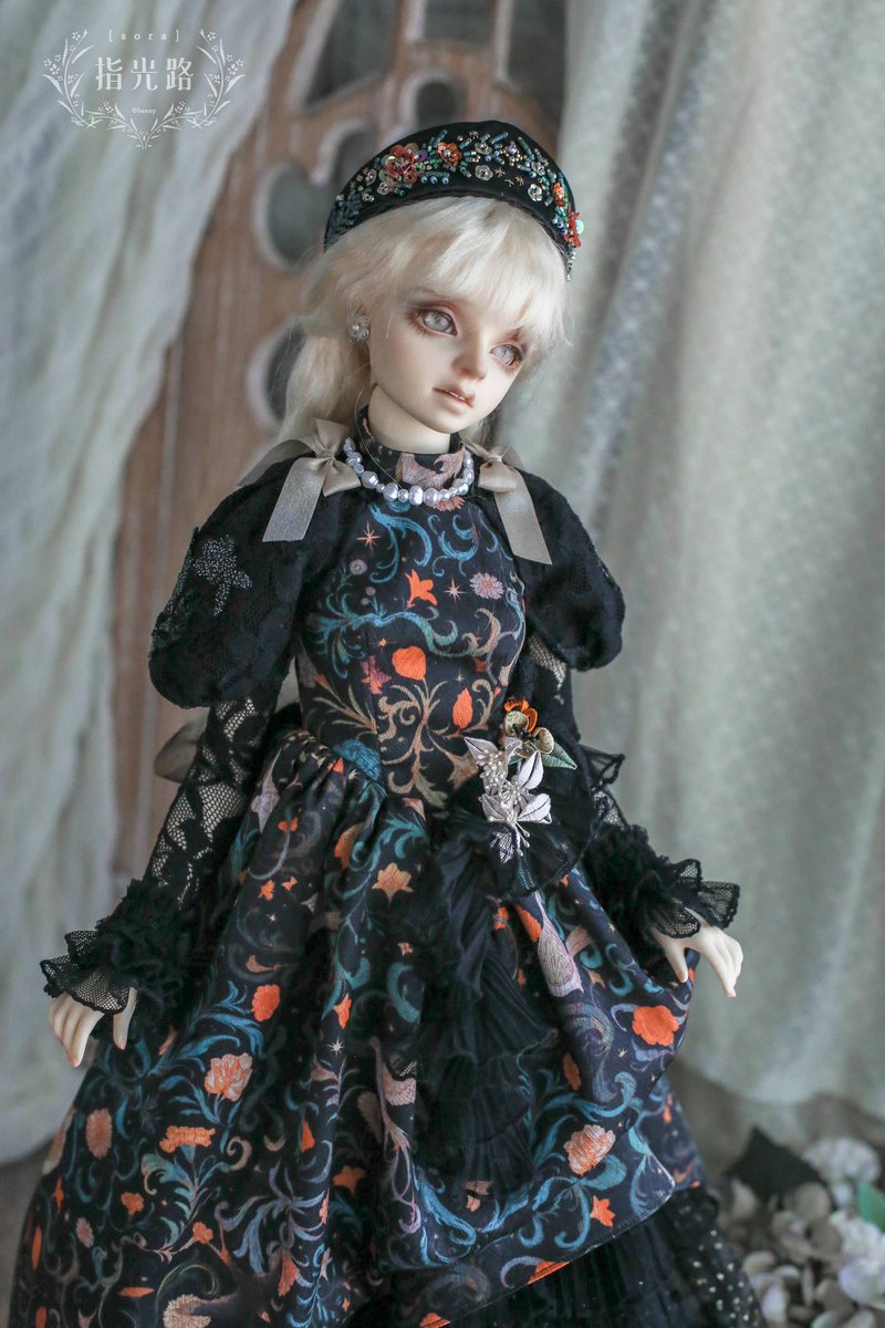 SixpenceGallery's tweet image. 𓆸 YASHIRO Nanaco × [ s o r a ] 指光路 𓆸 @yashiro_nanaco @bonnysora 
Limited Handmade 1/3 Doll Clothes Auction

 ▍Size: 1/3 scale 
 ▍Style: Light Blue &amp;amp; Black / 1 each only
 ▍Starting bid: NT$10,000｜Ends: May 11, 23:59 (GMT+8)
 ▍Auction page: sixpencegallery.com/nanaco2025-dol…