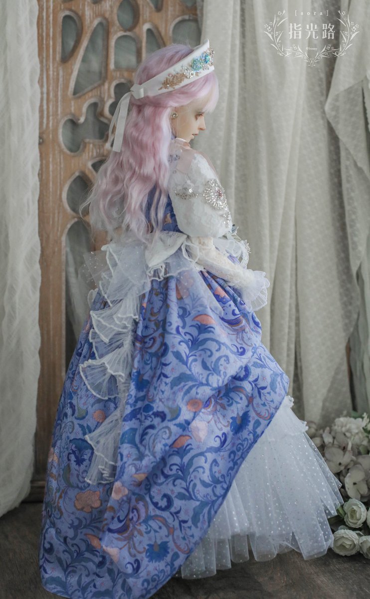 SixpenceGallery's tweet image. 𓆸 YASHIRO Nanaco × [ s o r a ] 指光路 𓆸 @yashiro_nanaco @bonnysora 
Limited Handmade 1/3 Doll Clothes Auction

 ▍Size: 1/3 scale 
 ▍Style: Light Blue &amp;amp; Black / 1 each only
 ▍Starting bid: NT$10,000｜Ends: May 11, 23:59 (GMT+8)
 ▍Auction page: sixpencegallery.com/nanaco2025-dol…
