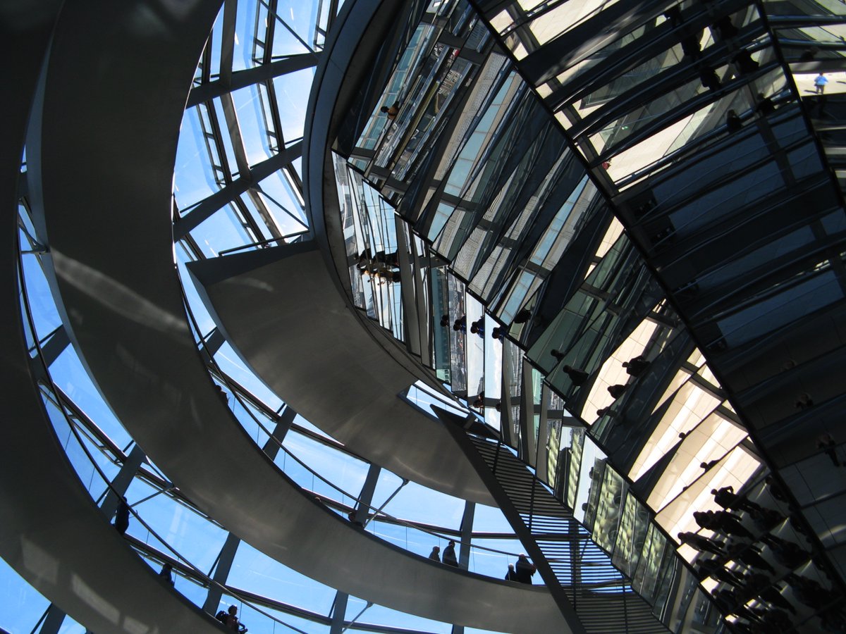 Annabaesle's tweet image. #Berlin #Reichstag

Ostern liegt hinter uns,eine kurze Woche vor uns.
Gibts was einzuwenden gg Frühschwimmen? Irgendetwas?
Kaffee austrinken,aufs Radl schwingen,Büro.
Heute Abend kommt ein Freund,was er wohl aufm Herzen hat?😕
Möge der Tag sich benehmen-für alle.

Guten Morgen!