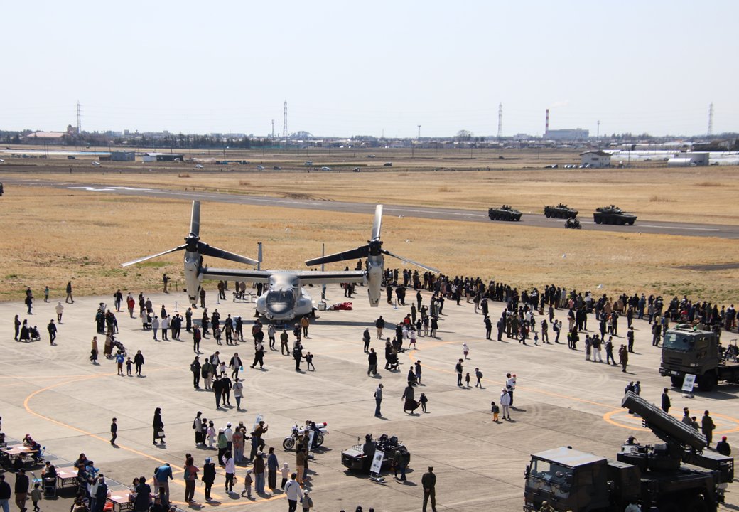 1st_helb's tweet image. こんにちは!#輸送航空隊 です😊
4月5日、第108飛行隊のV-22が「#霞目駐屯地創立68周年記念行事」に参加してきました!当日は、多くの方々にご来場いただき、隊員も一緒に楽しい時間を過ごすことができました☺今年度も全国各地の基地や駐屯地にお邪魔しますので、よろしくお願いします😉#V22
