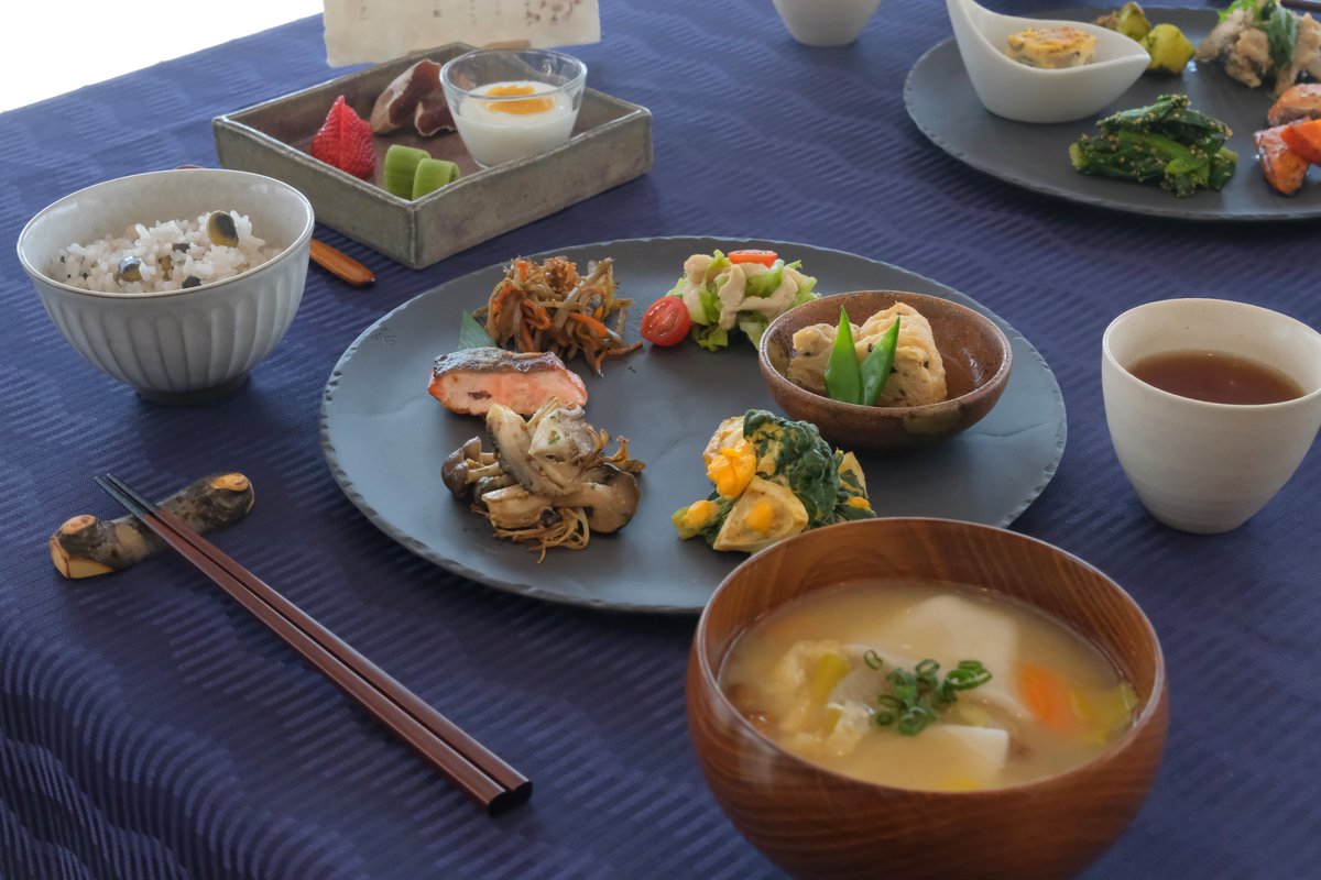 【八ヶ岳のおばんざい】

ホテル ハット・ウォールデンの朝食を
4月よりリニューアルいたしました。

テーマは、"美味しく、健康に。"

ホテル料理長が八ヶ岳の食材に向き合い、
ここならではの「八ヶ岳のおばんざい」を仕立てます。

そして、食器類も
萌木の村と地元の作家さんのものに一新✨