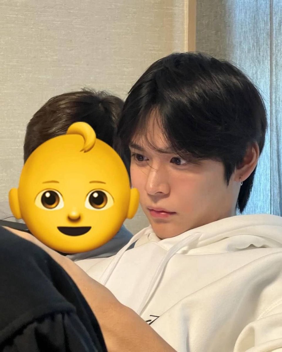 พี่ชายหน้าตาดีขนาดนี้อ่ะน้องชายก็น่าจะไม่ต่างกัน คือแบบแล้วลุคนี้ดีมาก หน้าสด ผมไม่เชต ใส่ต่างหู ฮู้ดดี้ตัวโปรด เล่นเกมให้น้องดู ครบจบวาสนาใครไม่ใช่ชั้นอีกแล้ว