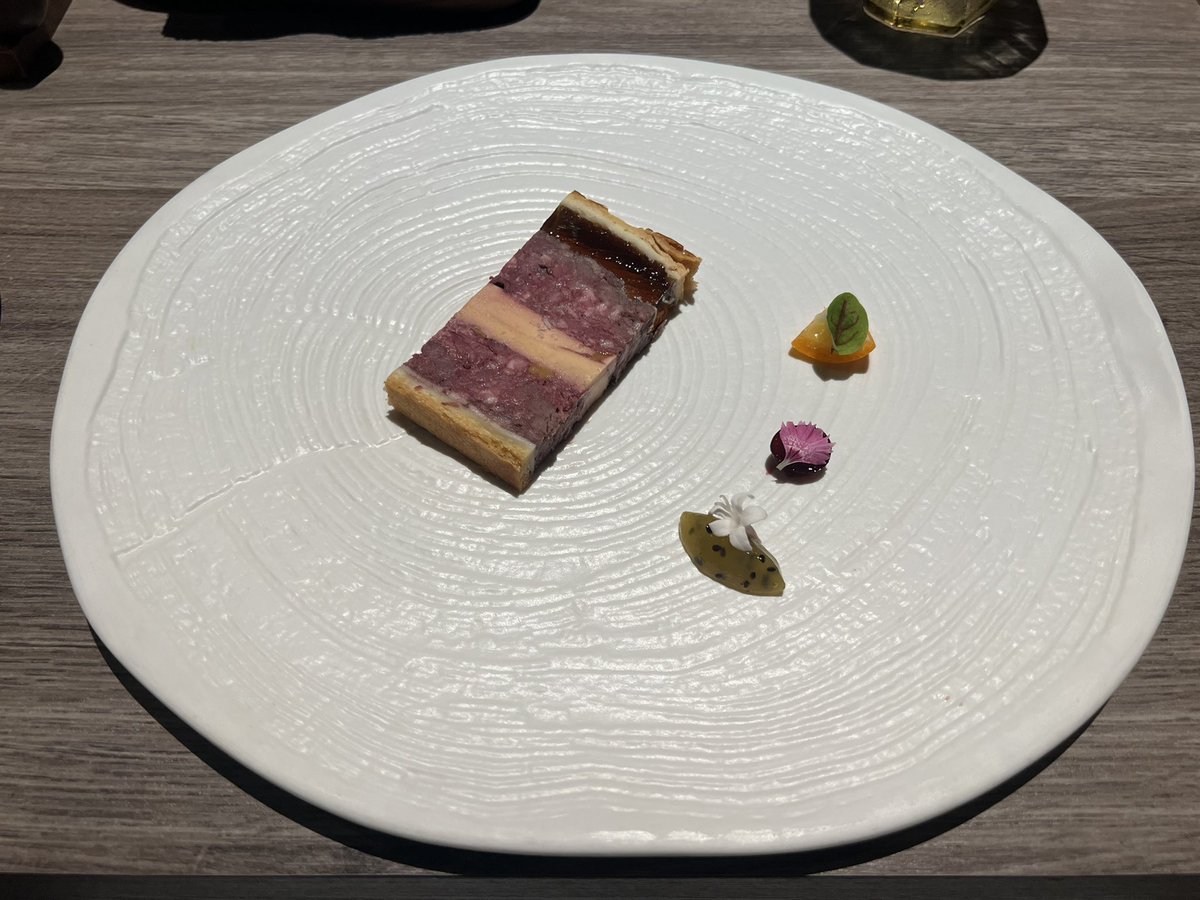 しか、くま、アナグマ、イノシシのミンチとフォアグラ、キゥイソース、クランベリー、キンカン