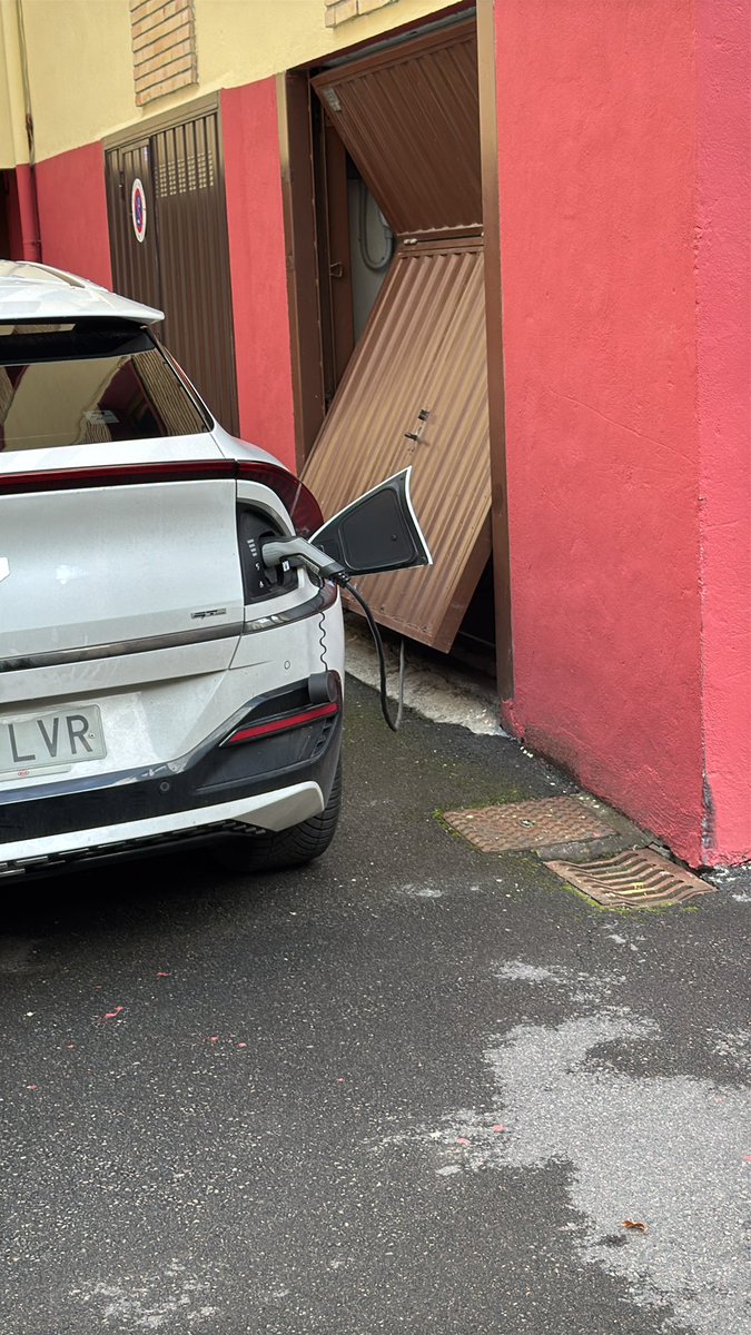 setomobil's tweet photo. @muyinteresante Que no entra en el garaje pues dejo el coche en la puerta y saco el cable https://t.co/pKc3j4BA5h