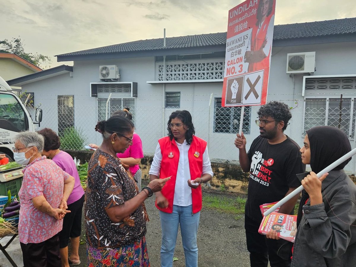 partisosialis's tweet photo. Gambar-gambar diambil ketika berkempen di Pasar Ayer Kuning pagi tadi. Undilah Bawani! Jom tukar ke kuasa ketiga!
#AyerKuning
#prkayerkuning
#airkuning
#kuasaketiga
#kuasakita https://t.co/dj45ko9P2k
