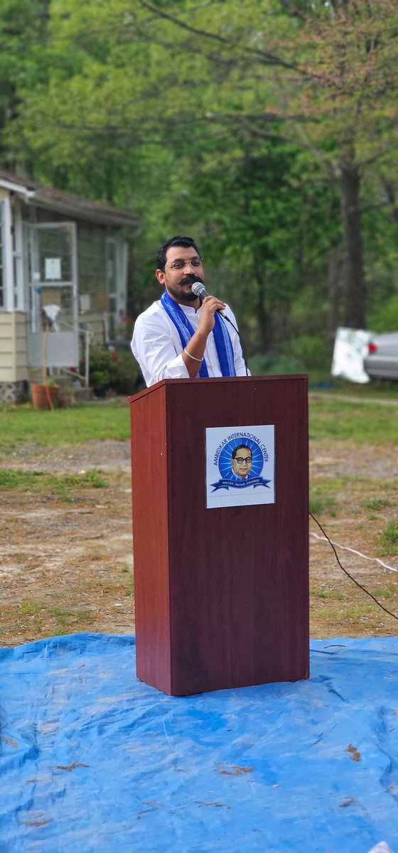 BhimArmyChief's tweet image. संयुक्त राज्य अमेरिका के वाशिंग्टन डीसी में अम्बेडकर इंटरनेशनल सेंटर द्वारा स्थापित भारतीय संविधान के निर्माता, आधुनिक भारत के शिल्पकार, शोषितों-वंचितों और महिलाओं के मुक्तिदाता, ज्ञान के प्रतीक, विश्व रत्न, परम पूज्य बाबा साहेब डॉ. भीमराव अम्बेडकर जी की भव्य प्रतिमा पर पुष्प…