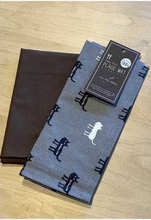 001100vs's tweet photo. コースターを作った！
前回財布を作った残りの生地で

この100均（キャンドゥ）のランチョンマットが可愛いのでまた買いに行く
次は同じ柄で赤色にしてみよう

#コースターハンドメイド
#キャンドゥ　#100均
#アニマル柄　#猫柄 https://t.co/snwNsqlGU4