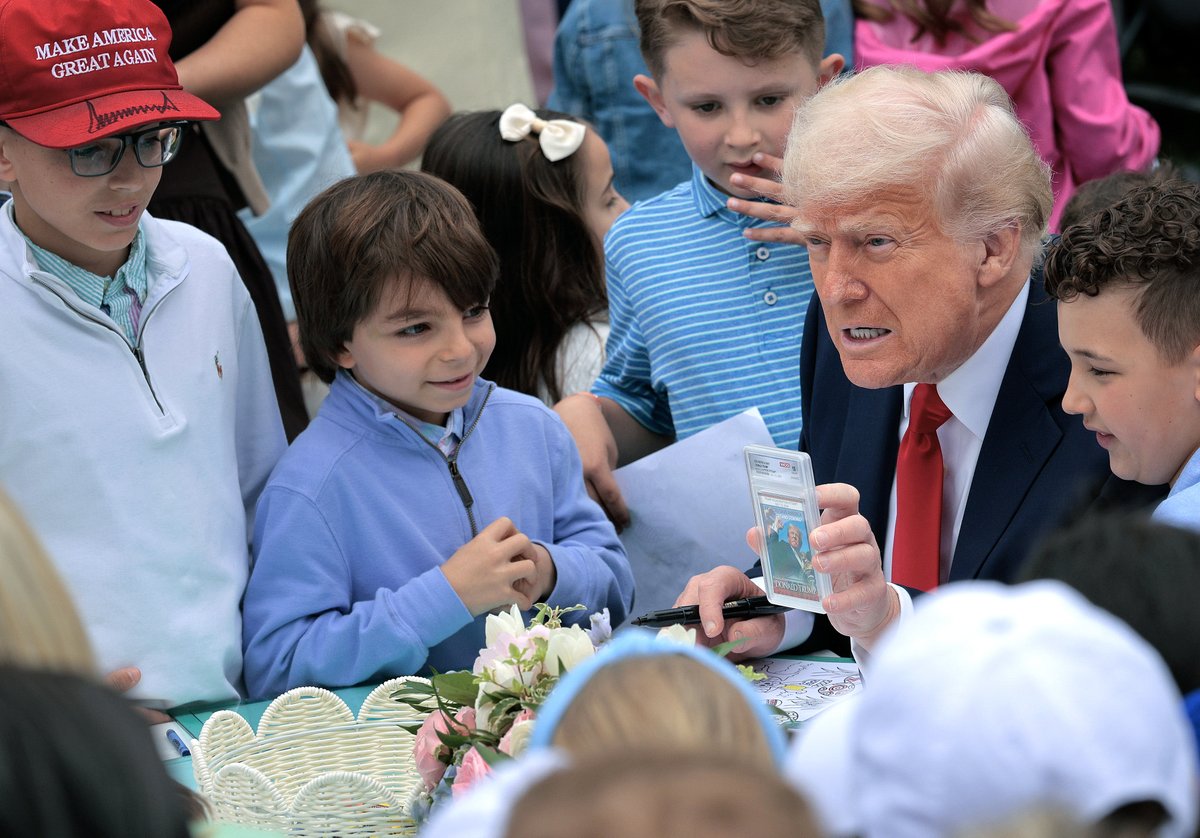 atrupar's tweet image. Trump shows children a card depicting the Butler assassination attempt today at the Easter Egg Roll. (Chip Somodevilla/Getty Images)