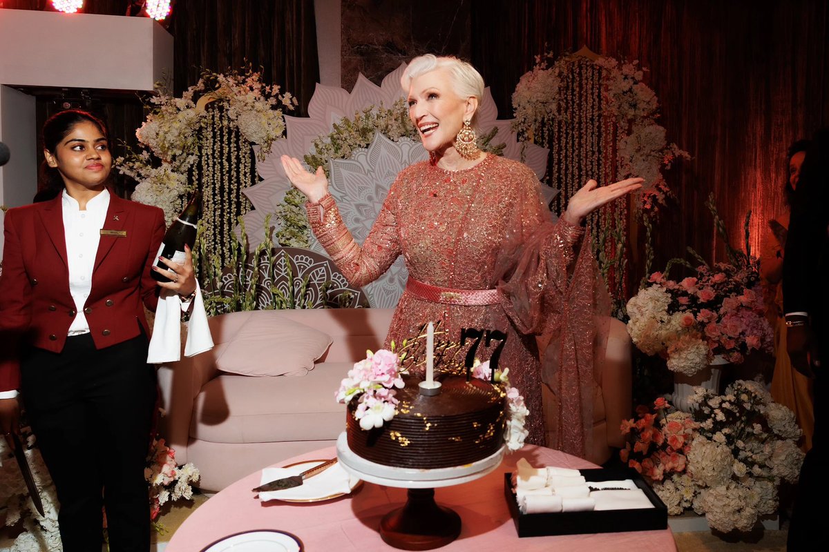 mayemusk's tweet image. I was so happy to have my Indian publishers at the launch of my Hindi book in Mumbai. @RajkamalBooks
Coincidentally it was on my birthday 🎂🎉
📷 @ADombrovschi
“Jab Aurat Sochti Hai“ 📖 🇮🇳
amazon.in/Jab-Aurat-Soch…
#ItsGreatToBe77