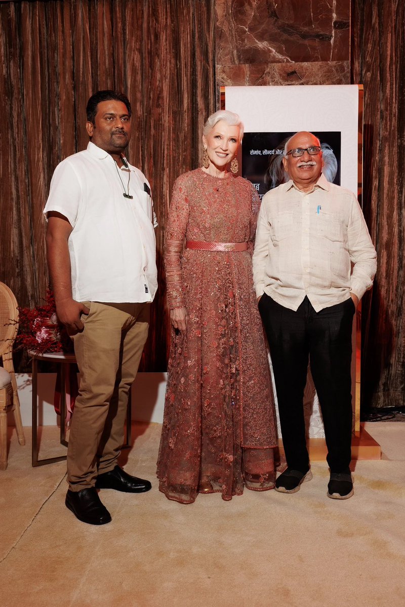 mayemusk's tweet image. I was so happy to have my Indian publishers at the launch of my Hindi book in Mumbai. @RajkamalBooks
Coincidentally it was on my birthday 🎂🎉
📷 @ADombrovschi
“Jab Aurat Sochti Hai“ 📖 🇮🇳
amazon.in/Jab-Aurat-Soch…
#ItsGreatToBe77
