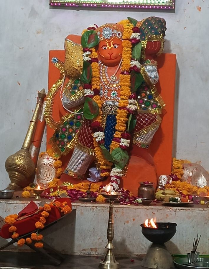 कलयुग मे सिद्ध हो देव तुम्ही
हनुमान तुम्हारा क्या कहना

तेरी शक्ति का क्या कहना
तेरी भक्ति का क्या कहना

सीता की खोज करी तुमने
तुम सात समुन्दर पार गये

लंका को किया शमशान प्रभु
बलवान तुम्हारा क्या कहना

   🚩🚩 जय बजरँग बली 🚩🚩
🙏🙏🌸🌸🙏🙏🌸🌸🙏🙏