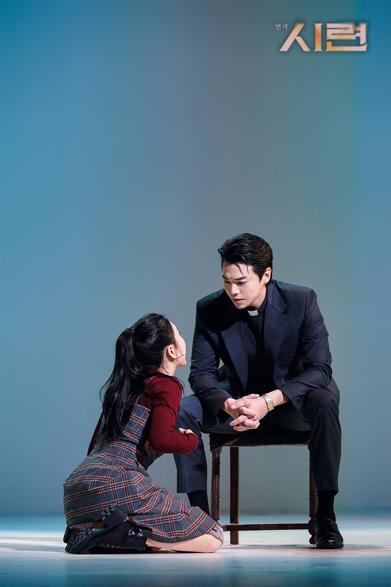 doublek_ent's tweet photo. [#연극_시련] 공연 사진 공개 #6 ⚖

“우리는 모두 세일럼 마을에 살고 있다.”

뜨거운 에너지와 압도적 몰입감, 연극 <시련>
강렬한 무대를 직접 마주할 수 있는 마지막 기회!

-
시대를 관통하는 현대 고전 명작!
2025. 04. 09 - 04. 27
예술의전당 CJ 토월극장

#연극 #시련 #TheCrucible #더블케이엔터테인먼트