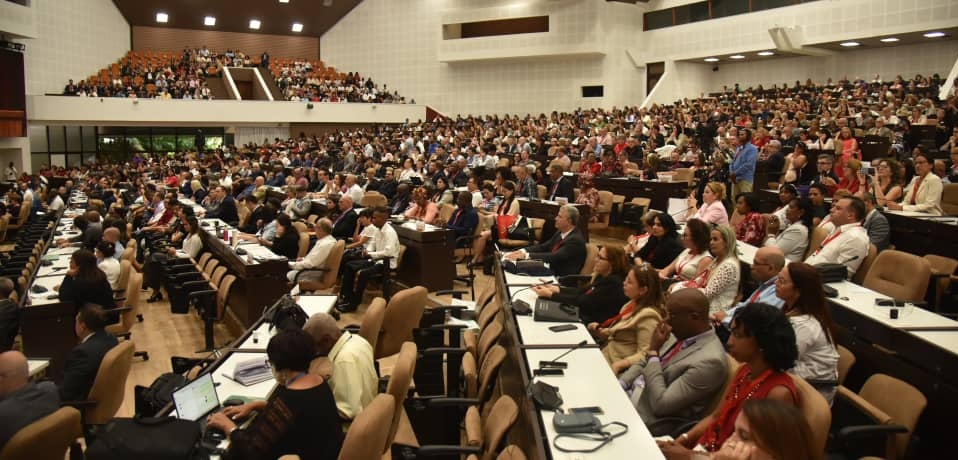 🇨🇺 Al inaugurar la V Convención Internacional "Cuba-Salud 2025", con la presencia del Presidente <a href="/DiazCanelB/">Miguel Díaz-Canel Bermúdez</a>, ratificamos el compromiso de #Cuba con la #Salud como derecho universal.
Cuba seguirá formando profesionales, compartiendo ciencia, llevando salud allí donde se necesite.