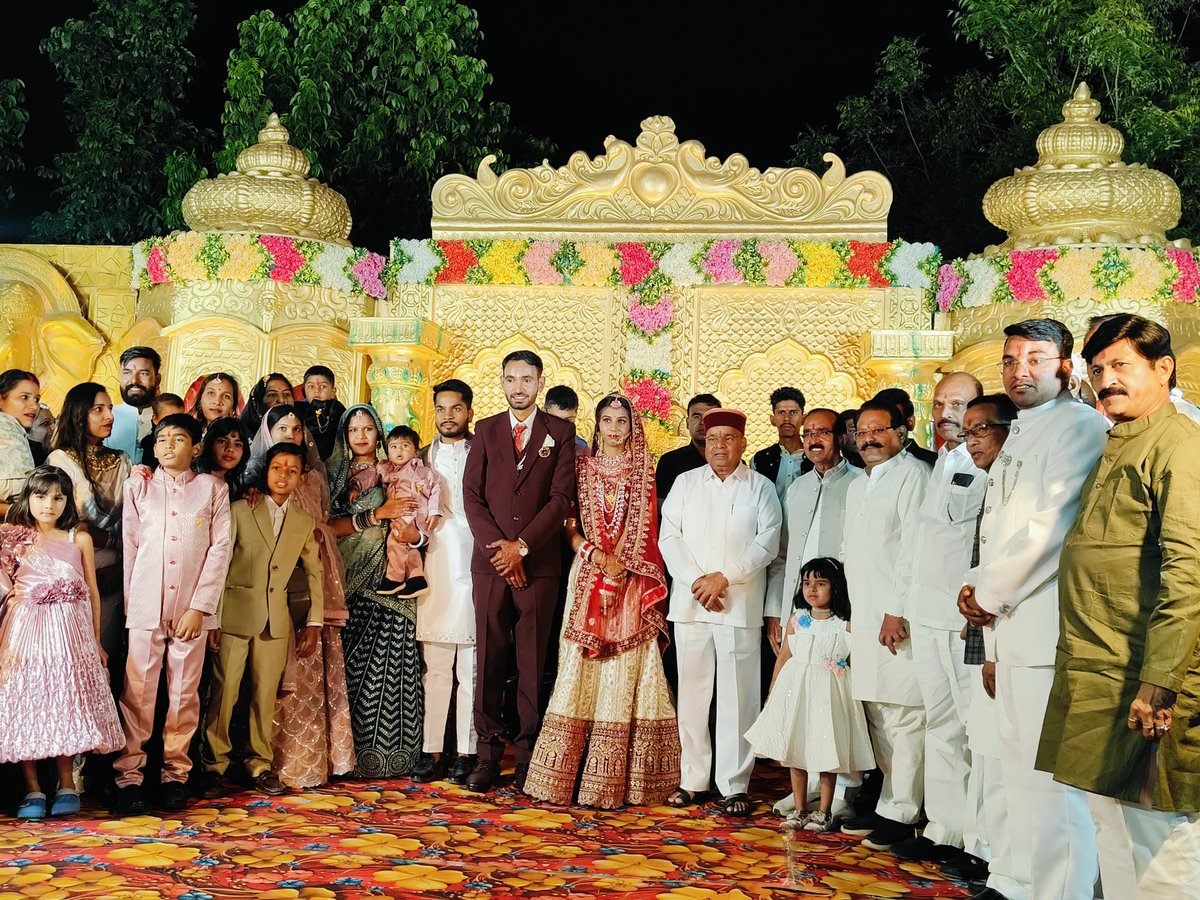 निज निवास इसाकपुर में हमारे यहाँ वैवाहिक समारोह में कर्नाटक के राज्यपाल माननीय श्री थावरचंद जी गहलोत साहब ने पधारकर शुभकामनाएं प्रेषित की।
आपके द्वारा प्रदत्त स्नेह शुभकामनाएं पाकर कृतज्ञ एवं अभिभूत है
इस आत्मीयता के लिए समस्त मालवीय परिवार की और से आपका आभार व धन्यवाद
<a href="/TCGEHLOT/">Thaawarchand Gehlot</a>
