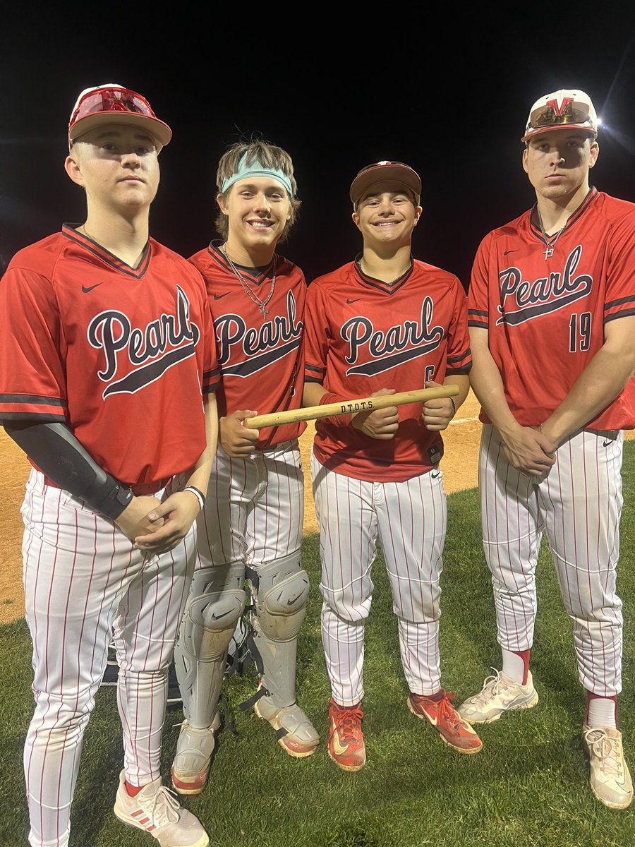 MaypearlBsBall's tweet image. #D.T.O.T.S. Player of The Game is @BrettCrawford04 was 2-2 w/ 2B, 3 RBI. @Cordrager9 was 2-3 w/ 3 RBI. @TysonB2025 was 3-4 w/ 3 RBIs. @JudahWright23 went 5 2/3 innings 2Hs and 4 Ks in a 12-0 W over Scurry/Rosser moving to 13-1 in district play.
#StandardsOverFeelings
#LockedIn
