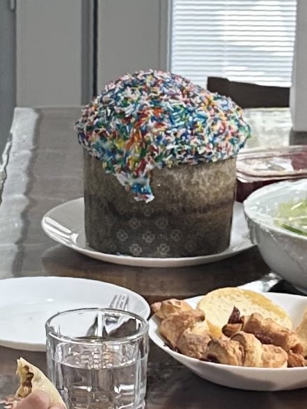 8105Sofia's tweet image. به مناسبت رفتن پاپ! چند سال پیش دخترم با فامیل کاتولیک رفت کلیسا. اومد ناراحت که من دیگه نمیرم‌ و جیزز رو دوست ندارم. نگو که تو کلیسا شبیه سازی کرده بودن و بچه خیلی ترسیده بود از خونی که از دستش و پای مسیح رو صلیب میریخته. دین پدیده عجیبیه! ازین دیرِ فنا بی‌زحمت بگذریم.
#Paska