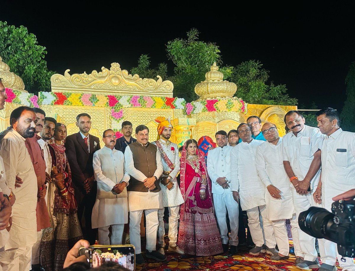 निज निवास इसाकपुर में हमारे यहाँ वैवाहिक समारोह में मध्यप्रदेश के यशस्वी मुख्यमंत्री डॉ मोहन यादव जी ने पधारकर शुभकामनाएं प्रेषित की
आपके द्वारा प्रदत्त स्नेह शुभकामनाएं पाकर कृतज्ञ एवं अभिभूत है
इस आत्मीयता के लिए समस्त मालवीय परिवार की और से आपका आभार व धन्यवाद
<a href="/DrMohanYadav51/">Dr Mohan Yadav</a>