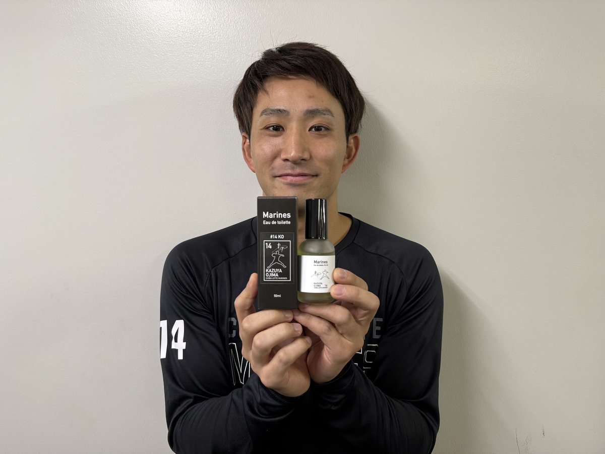 chibalotte_pr's tweet image. 本日からマリーンズストアミュージアム店でも選手プロデュース香水が販売されます！
箱とラベルのデザインは選手のシルエットが入っているオシャレな仕上がりです。
制作の裏側を撮影したYouTube動画も、ぜひご覧ください！

▼youtu.be/kcg9b2GCQKU
#chibalotte #広報 #小島和哉 #種市篤暉