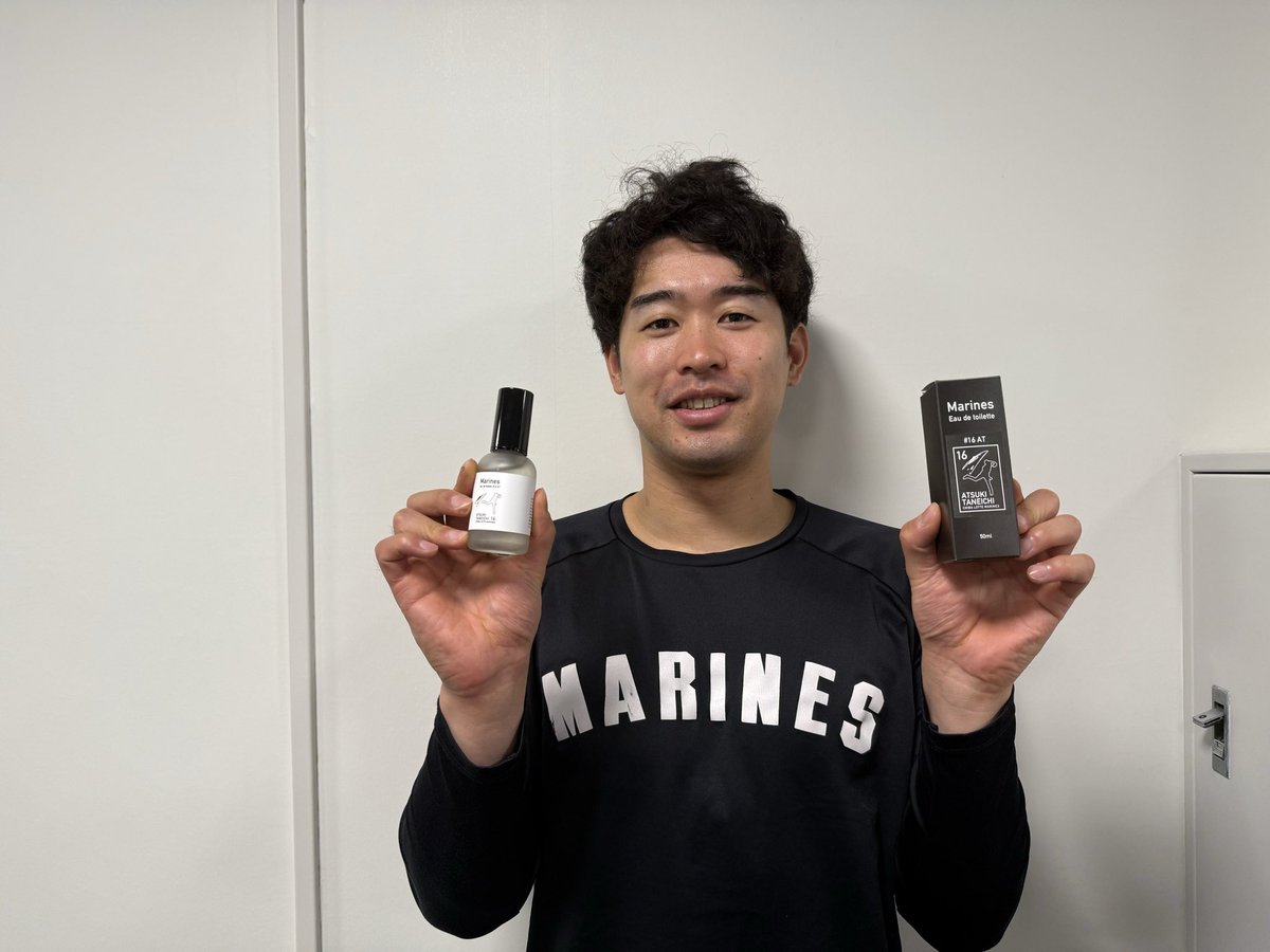 chibalotte_pr's tweet image. 本日からマリーンズストアミュージアム店でも選手プロデュース香水が販売されます！
箱とラベルのデザインは選手のシルエットが入っているオシャレな仕上がりです。
制作の裏側を撮影したYouTube動画も、ぜひご覧ください！

▼youtu.be/kcg9b2GCQKU
#chibalotte #広報 #小島和哉 #種市篤暉