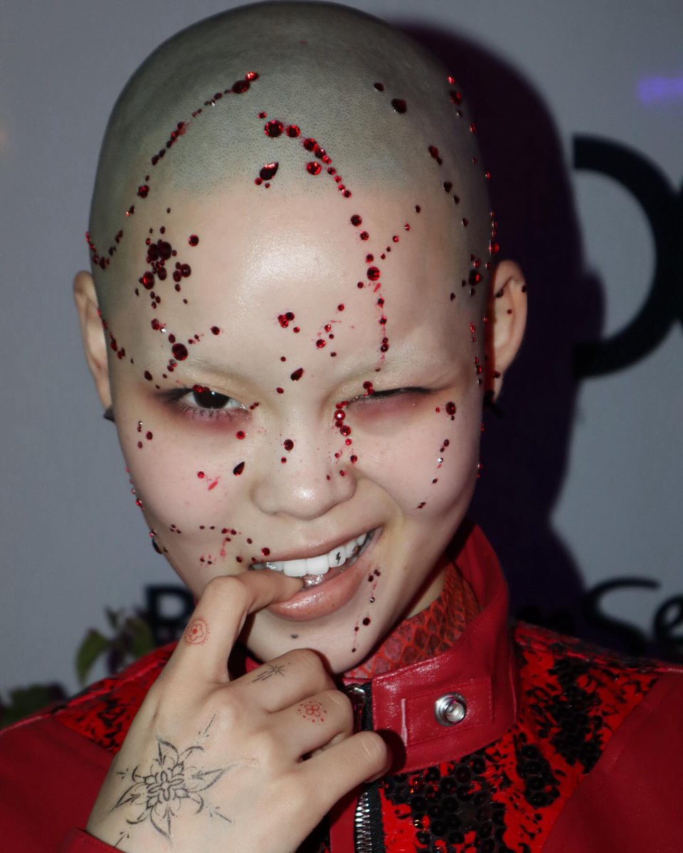 ㅁㅊ 코첼라 코코나 큐빅으로 얼굴에 피 튀긴 효과 만든거 ㅈㄴ좋다..