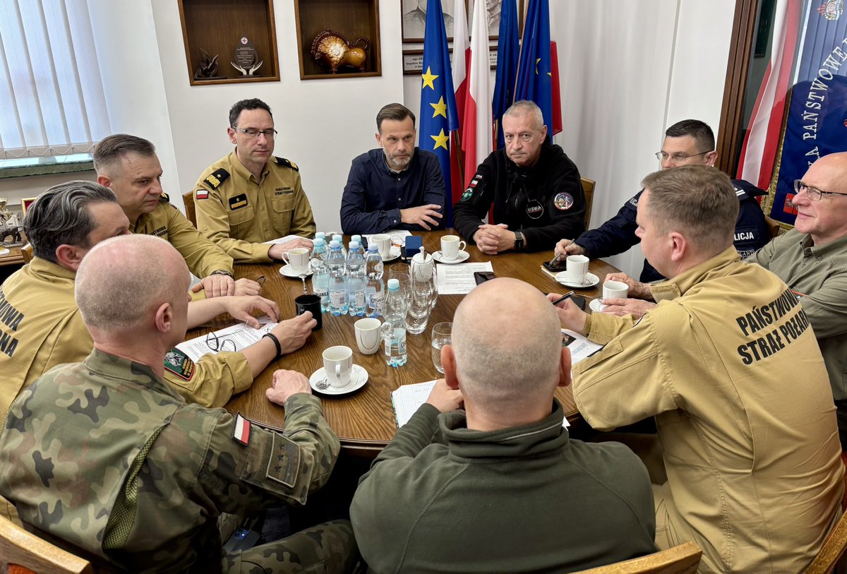 We wtorek szef <a href="/MSWiA_GOV_PL/">MSWiA 🇵🇱</a> minister <a href="/TomaszSiemoniak/">Tomasz Siemoniak</a> podczas porannej telekonferencji przyjął raporty od dowodzących działaniami ratującymi Biebrzański Park Narodowy. Stan na godzinę 7:00, wtorek 22 kwietnia 2025 roku:
Pożar do tej pory objął 450 hektarów i na chwilę obecną nie