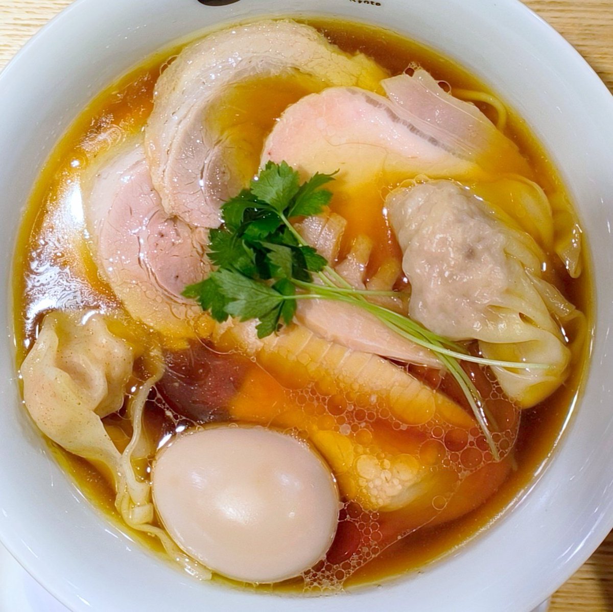 nylatokyo's tweet image. 今日の昼はカップ麺⌛️🍥🍜
週3で食べてるわ🤣
個人的には6～7分待って麺を良くほぐして伸ばしてからスープを入れて食べると麺の食感が最高かな
 #JapaneseRamenNoodleLabQ
 #LabQ
 #ファミマル
 #かけ醤油らぁ麺 
 #至高の一杯