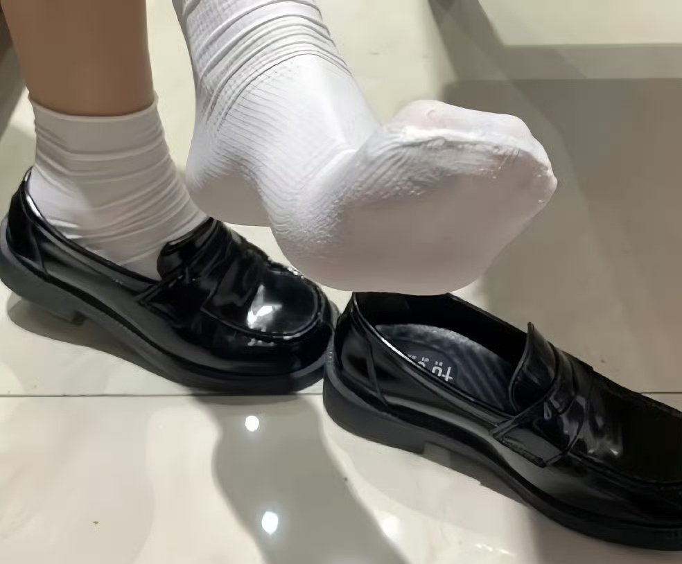 学生贱狗们，关注点赞，带照私信
#女s #胁迫 #锁 #调教 #白袜 #女王 #女爹