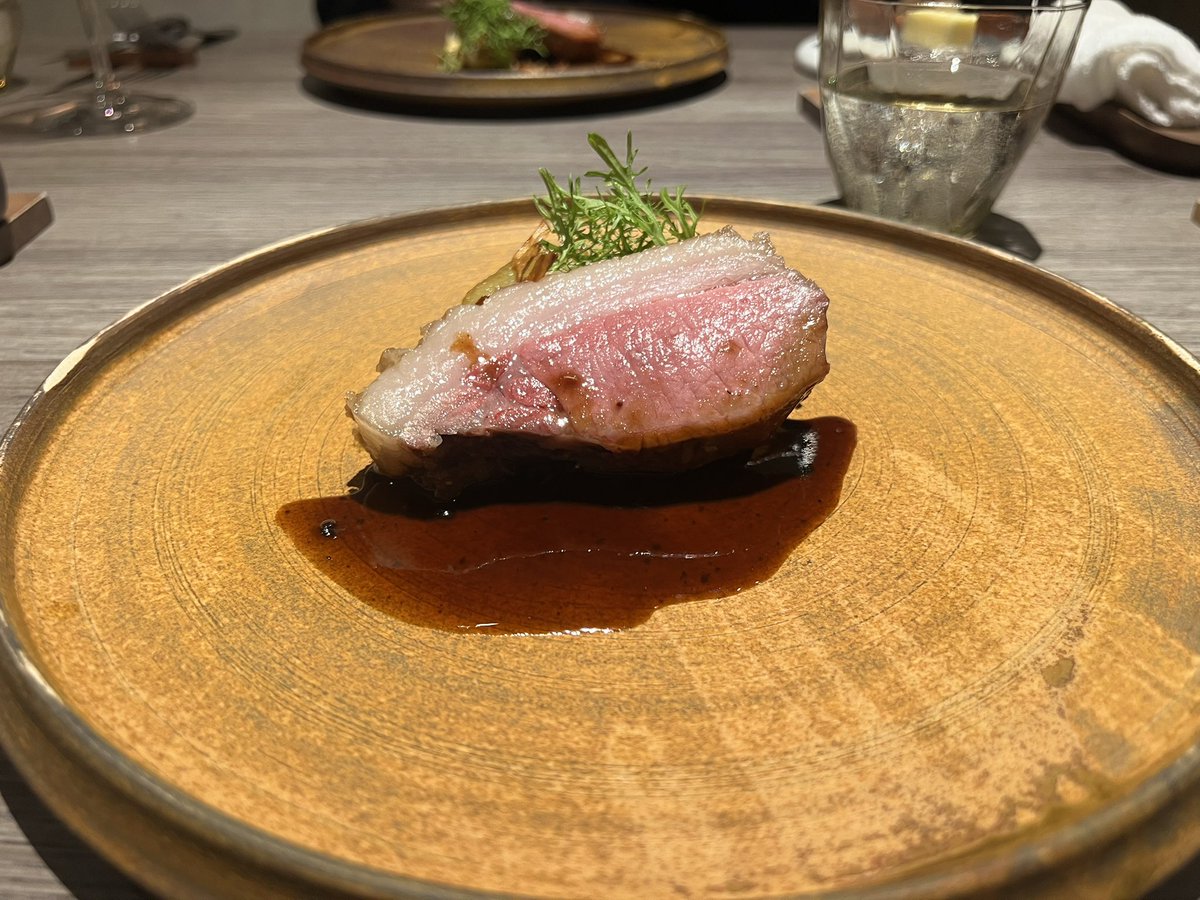 イノシシのロースト、マデラ酒ソース、ピーナッツもやし