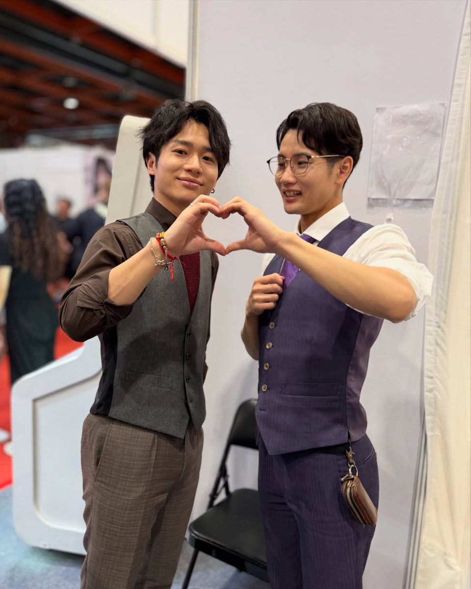 📸2025 TAE 花絮
太可愛的兩位大玩「就是不跟你比愛心的單戀手勢」😆
-
#千歲小梅 <a href="/smallplumAV/">千歳　小梅</a> 
#北野翔 <a href="/Syo_Kitano/">北野 翔</a> <a href="/syokitanotaiwan/">北野翔 台灣官方粉絲頁</a>