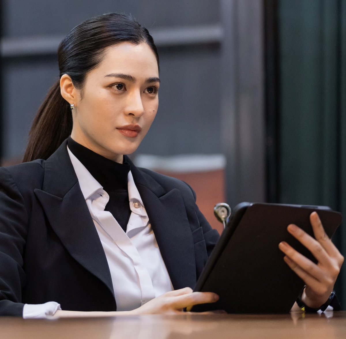 Luckycharizardd's tweet image. Tawan is busy doing research. 
Don’t bother her okay. 

😂😂😂😂😂

#lingorm #ormkornnaphat‌ 
#linglingkwong #หลิงออม 
@OnlyYouSeriesTH #หลิงหลิงคอง