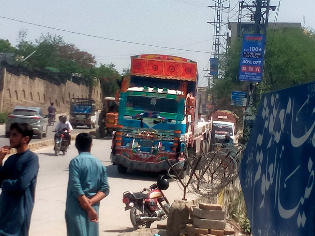 ctprwp's tweet photo. سول لائنز سیکٹر میں بغیر ہیلمٹ اور بغیر لائسنس موٹر سائیکل سواروں و گاڑیوں کی چیکنگ
متعدد افراد کے چالان کیے گئے اور موقع پر روڈ سیفٹی اور قانون کی پابندی سے متعلق آگاہی بھی فراہم کی گئی۔
#CTPRwp #CivilLinesSector #HelmetIsMust #LicenseCheck #TrafficEnforcement #RoadSafety https://t.co/uXUJrl4cRa