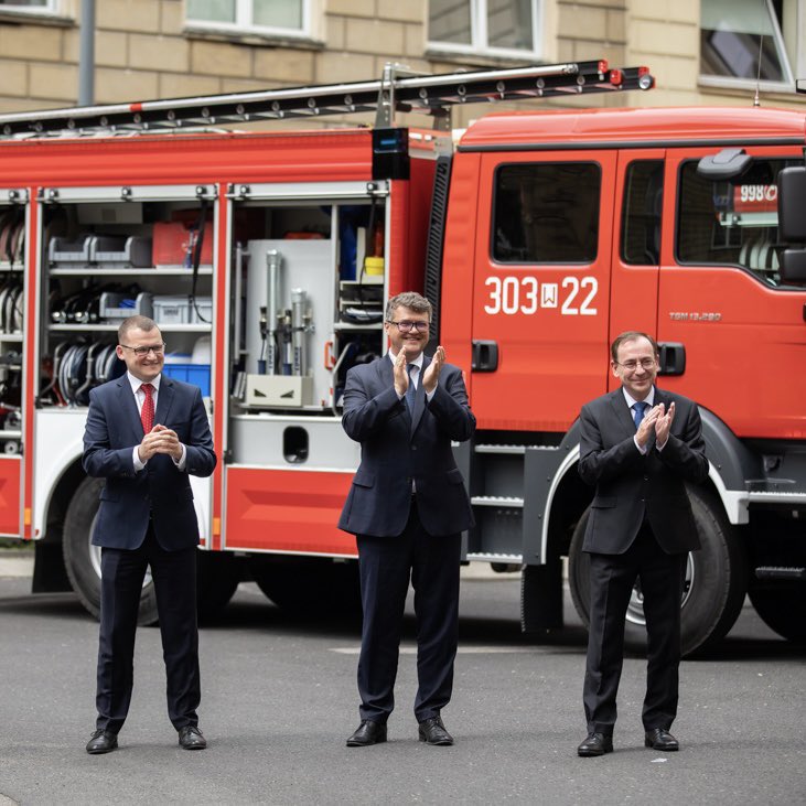 tusk pojechal sie polansowac na tle sprzetu ktory kupili ci panowie ..