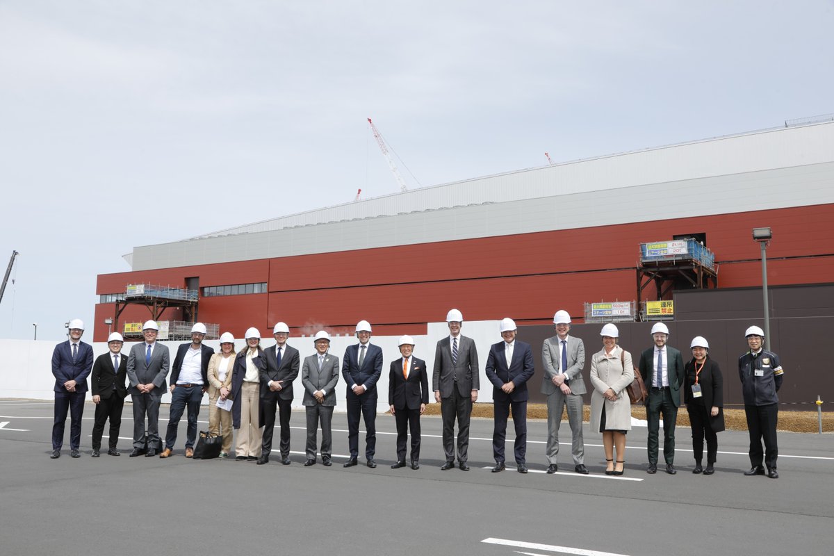 ディック・スホーフ・オランダ王国首相が22日、北海道千歳市にあるラピダスIIM-1工場を視察。4月からパイロットラインの稼働が開始された2nm（ナノメートル）半導体の生産の鍵を握るのは蘭 <a href="/ASMLcompany/">ASML</a> 社製EUV（極端紫外線）露光装置。2027年に予定されている最先端半導体の量産に期待。 <a href="/ian_tokyo/">Netherlands Innovation Network TOKYOオランダ大使館イノベーション</a>