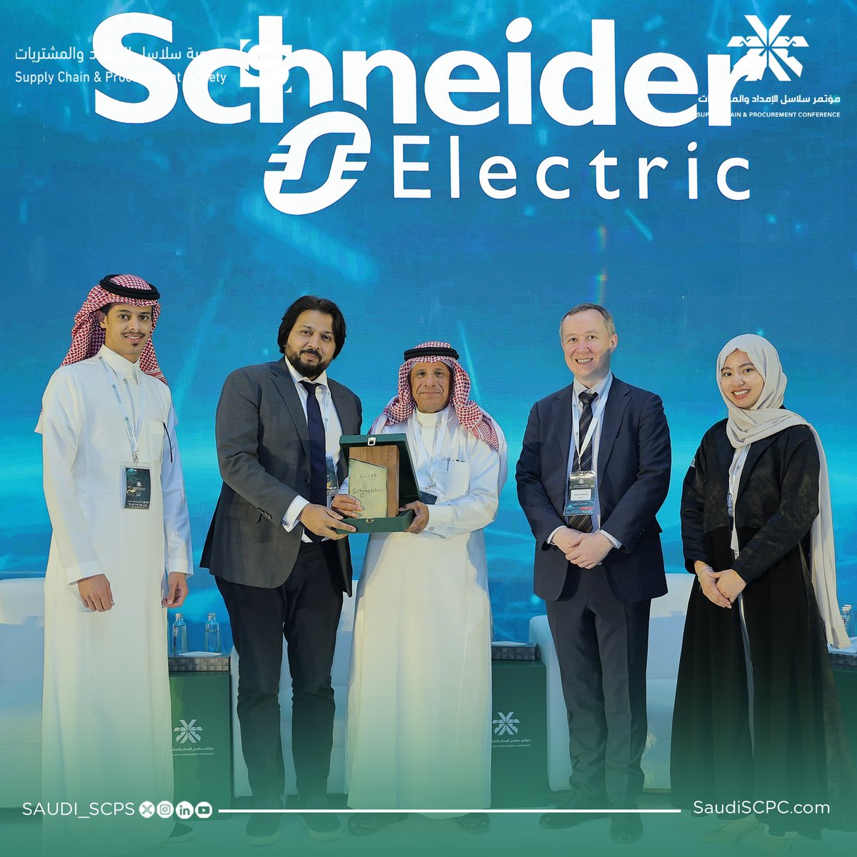 من مؤتمر سلاسل الإمداد والمشتريات 2025: 
 سعادة  الاستاذ صالح الشبنان رئيس مجلس إدارة جمعية سلاسل الإمداد والمشتريات, يكرم رعاة المؤتمر تقديرًا لدورهم البارز في دعم نجاح هذا الحدث الهام. إن رعايتهم الفاعلة تسهم بشكل كبير في تعزيز دور مؤتمر سلاسل الإمداد والمشتريات في توطين