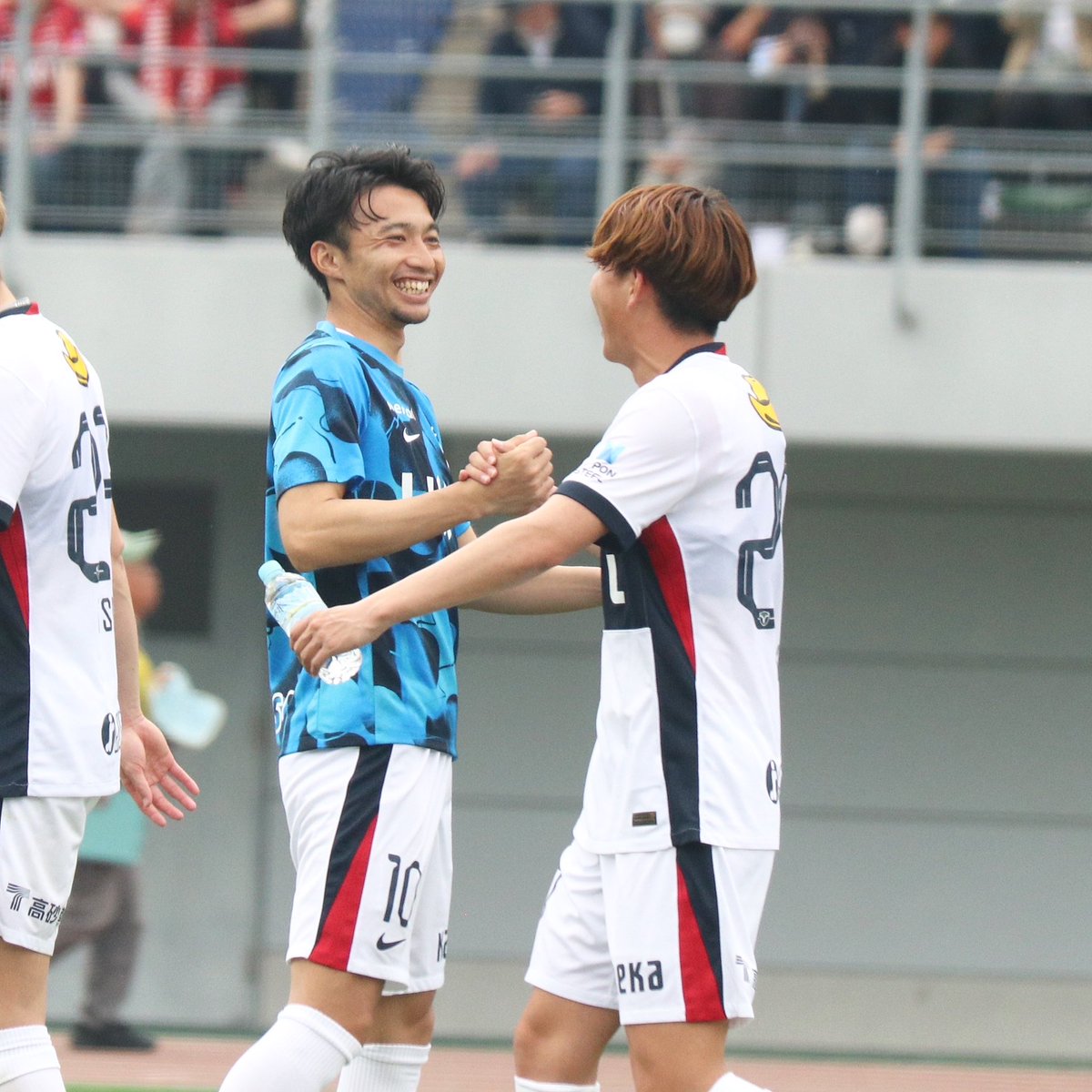 shinki3uwsb's tweet photo. 岡山戦勝利後の写真📸
久しぶりにこんな嬉しそうな
岳さん見れた😭
岳さんも舩橋くんもいい笑顔✨
舩橋くんのスルーパスは岳さん
終盤のCKの時は満男さん
のようなプレーでよかった😭
これからが楽しみ！
#柴崎岳 #舩橋佑 #三竿健斗
#鹿島アントラーズ #antlers https://t.co/MHiaL9vrDq