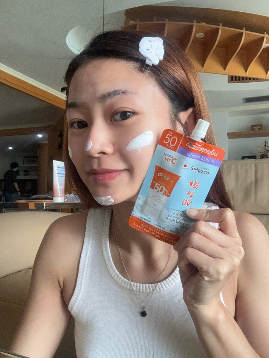 bokisirisa's tweet photo. ลูกรักในช่วงนี้สุดๆ ครีมกันแดด Smooto ไฮยาซีสูตรเย็นโทนอัพ SPF 50+++ เกลี่ยง่าย ซึมง่ายมาก ใช้แล้วผิวไม่เหนอะหนะ ที่สำคัญ เค้ายังปรับผิวให้ดูสว่างใสขึ้นอีกด้วยนะ ผิวดูละเอียดเนียน แต่งหน้าได้ฟิวธรรมชาติ คุ้มเกินราคามาก 49บาทเท่านั้น พิกัด 7-11 ,ร้านสะดวกซื้อ  #ใช้ดีบอกต่อ https://t.co/puOU1FNYGN
