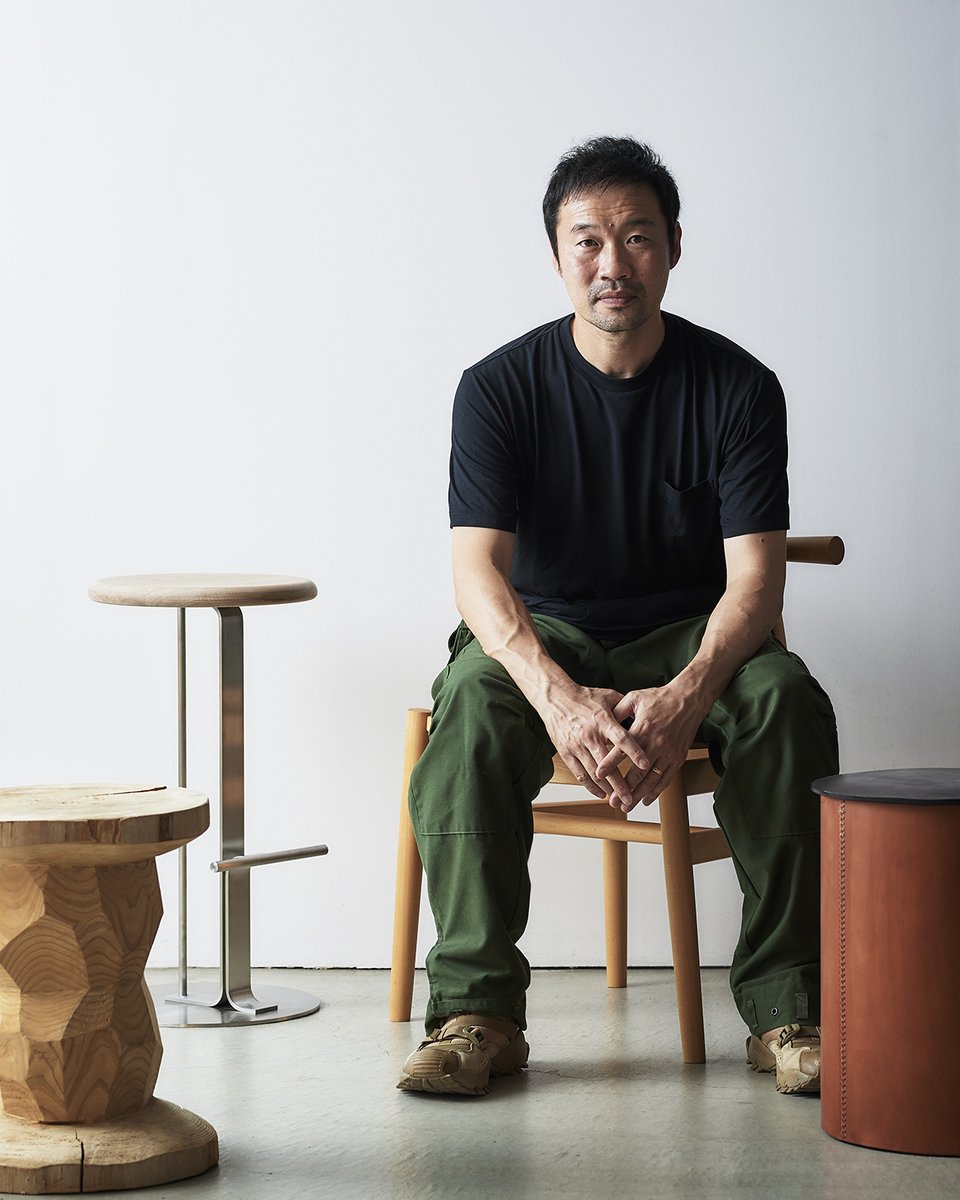 坂下和長さんは福岡を拠点に、家具や生活道具を手がけるプロダクトデザイナーです。表面張力をテーマにデザインした花器「shallows（シャロウズ）」はご存知の方も多いのではないでしょうか。坂下さんにこれまでの20年の活動と今の想いを伺いました。axismag.jp/posts/2025/04/…
